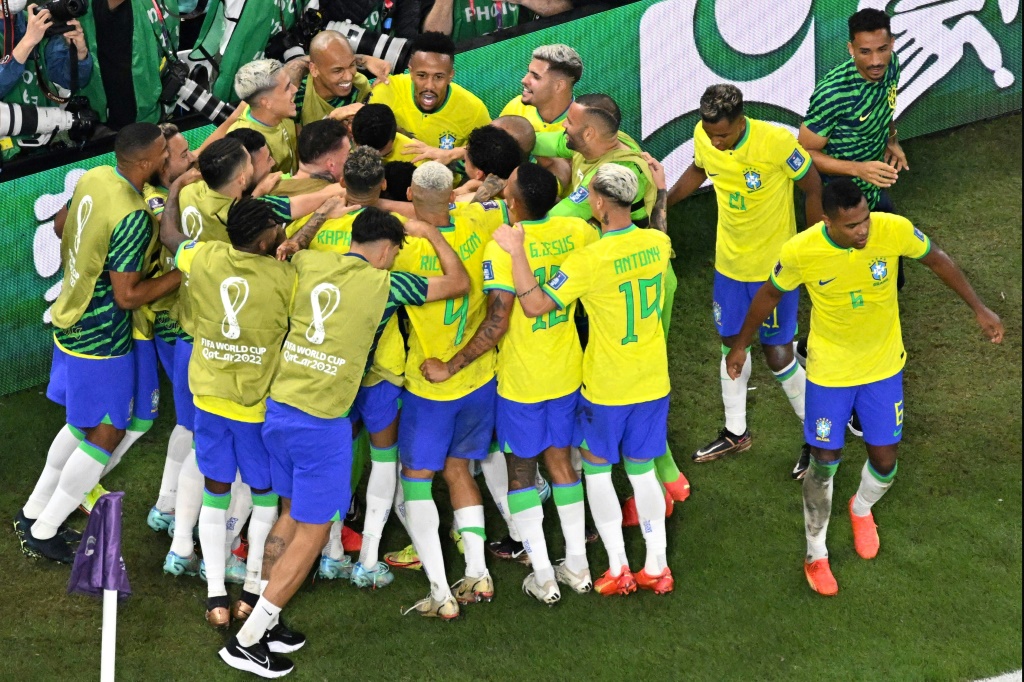 لاعبو البرازيل يحتفلون بهدف الفوز على سويسرا خلال مونديال قطر على ملعب 974 في الدوحة في 28 تشرين الثاني/نوفمبر 2022 (ا ف ب)