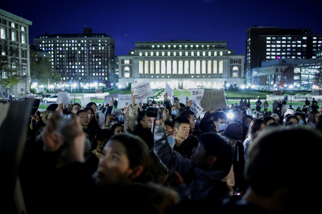تجمّع في جامعة كولومبيا في نيويورك تضامنا مع الاحتجاجات في الصين بتاريخ 28 تشرين الثاني/نوفمبر 2022 (ا ف ب)