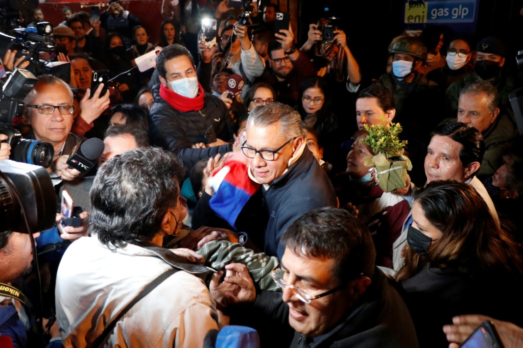    نائب رئيس الإكوادور السابق خورخي جلاس ، الذي كان يقضي عقوبة بالسجن لتلقيه رشاوى من شركة البناء البرازيلية Odebrecht ، محاط بالصحفيين بعد إطلاق سراحه من السجن في كيتو في 28 نوفمبر 2022 (أ ف ب)
