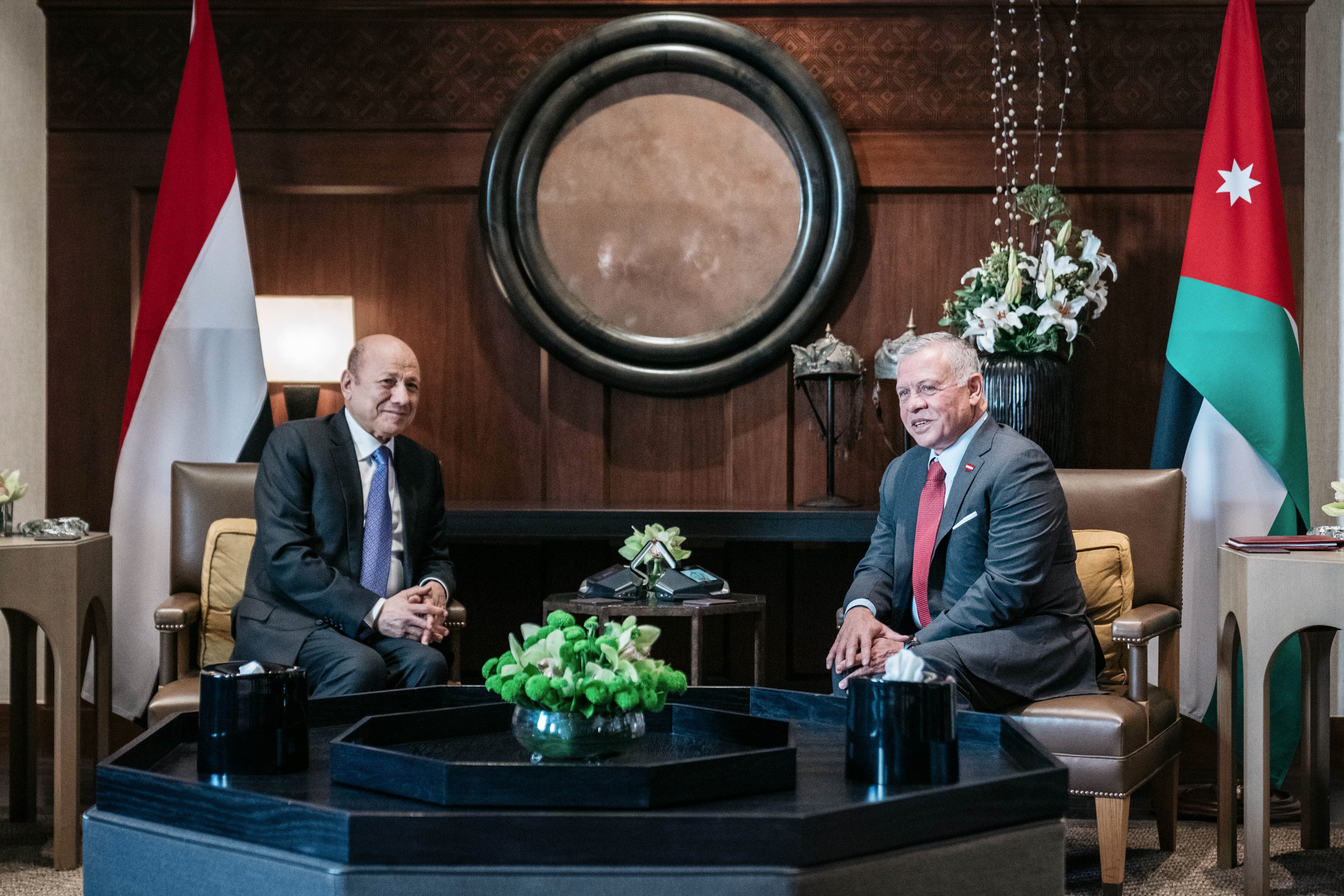 العاهل الأردني الملك عبد الله الثاني مع رئيس مجلس القيادة الرئاسي في اليمن رشاد العليمي (سبأ)