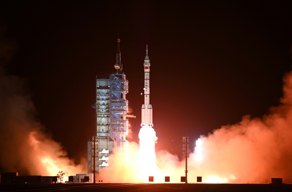 صاروخ "لونغ مارش 2 اف" الذي حمل 3 رواد صينيين ضمن مهمة "شنتشو -15" لدى انطلاقه في 29 تشرين الثاني/نوفمبر 2022 من مركز الإطلاق جيوتشيوان في صحراء غوبي (شمال غرب الصين). (أ ف ب)