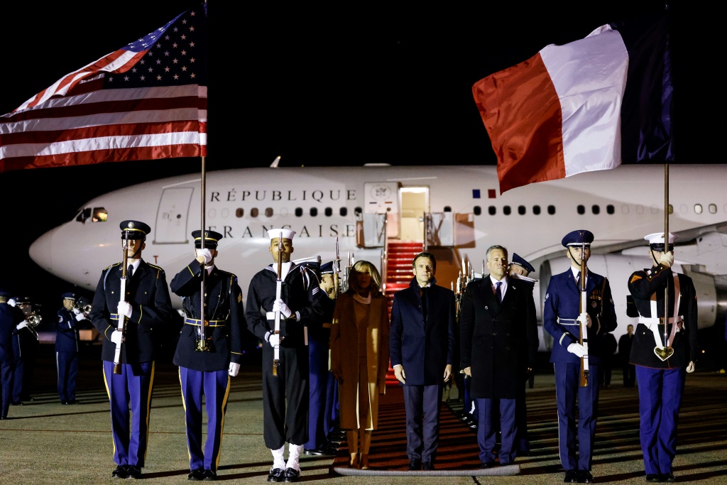 الرئيس الفرنسي إيمانوdل ماكرون (وسط) وزوجته بريجيت في قاعدة أندروز الجوية في ميريلاند الHميركية في 29 تشرين الثاني/نوفمبر 2022 (ا ف ب)