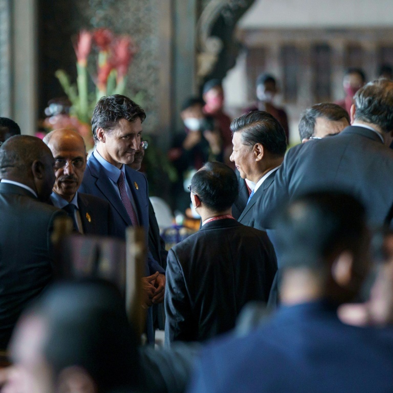 رئيس الوزراء الكندي جاستن ترودو (إلى اليسار) يتحدث إلى الرئيس الصيني شي جين بينغ في G20 في بالي في نوفمبر 2022 (ا ف ب)