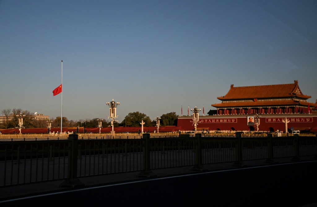 العلم الوطني الصيني يرفرف في نصف الصاري في ميدان تيانانمين في بكين بعد وفاة الزعيم السابق جيانغ زيمين (ا ف ب)