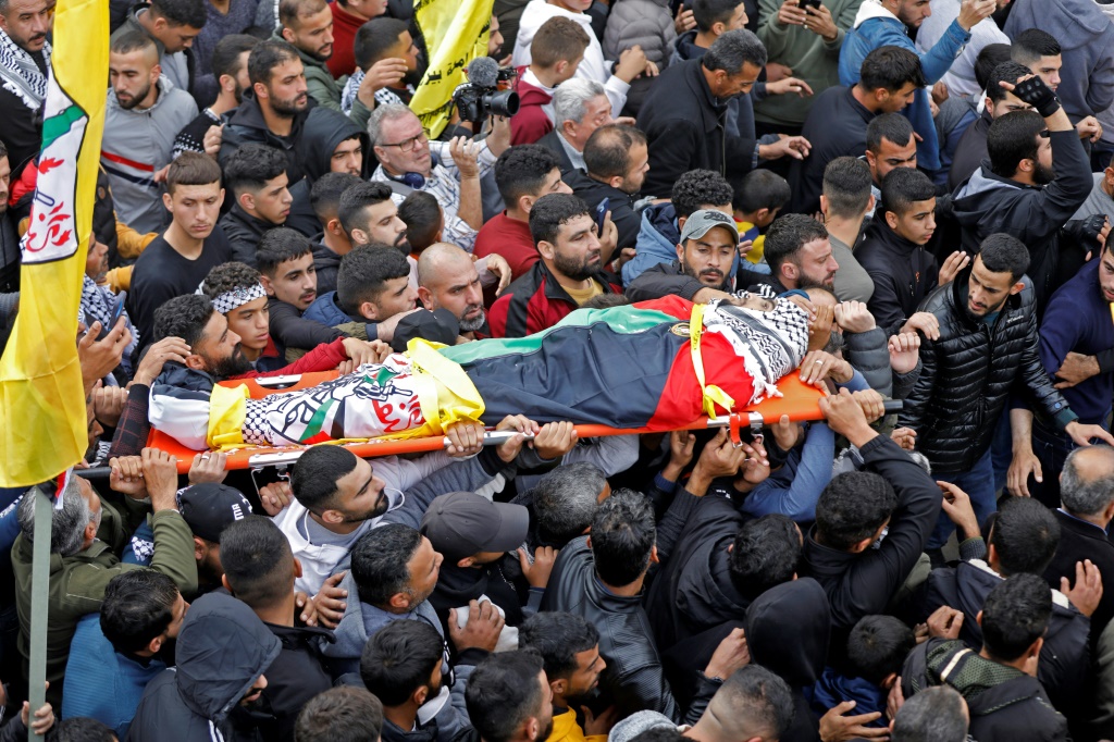 تشييع رائد النعسان الذي قتل برصاص إسرائيلي في قرية النعسان في الضفة الغربية في 30 تشرين الثاني/نوفمبر 2022 (ا ف ب)
