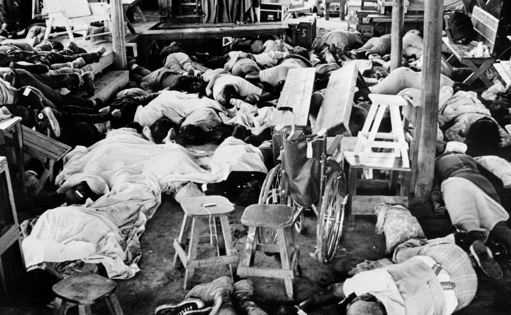 بعض ضحايا الانتحار الجماعي الذي خلف أكثر من 900 قتيل من طائفة جيم جونز ، في الصورة عام 1978 (ا ف ب)