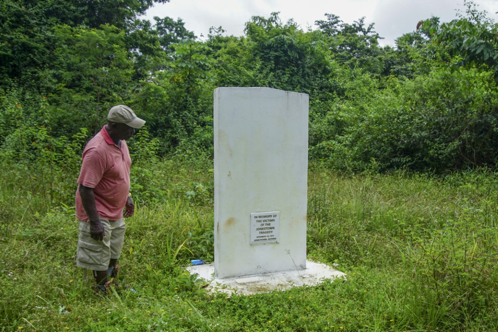 يقف فيتز ديوك ، الذي يعيش في قرية بورت كايتوما القريبة ، أمام نصب تذكاري لا يوصف ، وهو العلامة الوحيدة على مذبحة جونستاون المروعة (أ ف ب)   