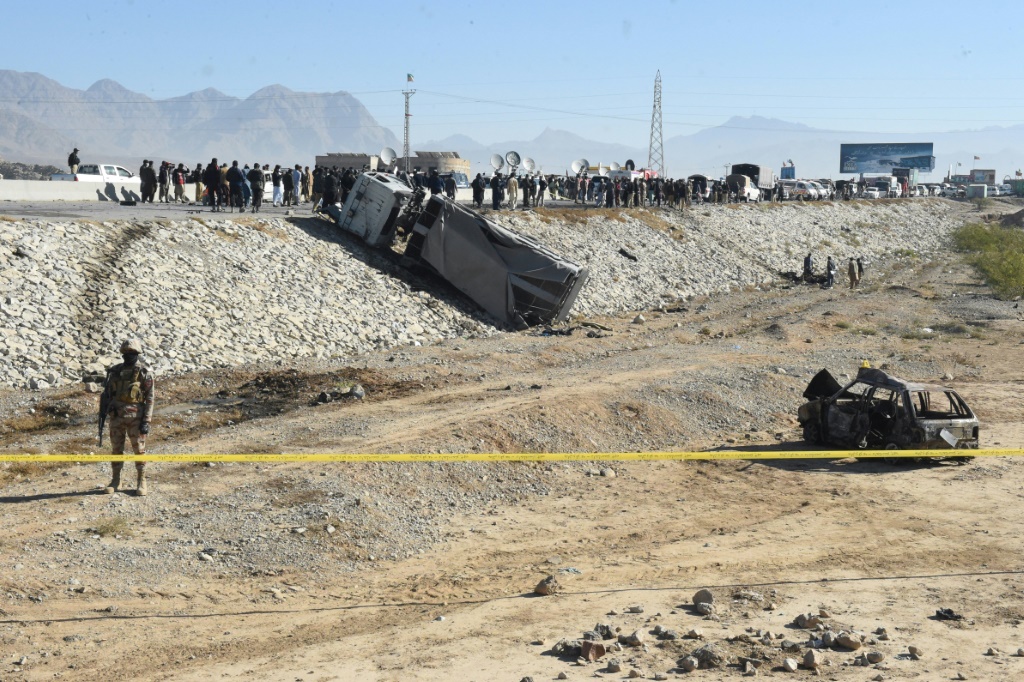 &nbsp;  مسؤول أمني يحرس موقع هجوم انتحاري استهدف شاحنة للشرطة في كويتا في باكستان في 30 تشرين الثاني/نوفمبر 2022 (أ ف ب)