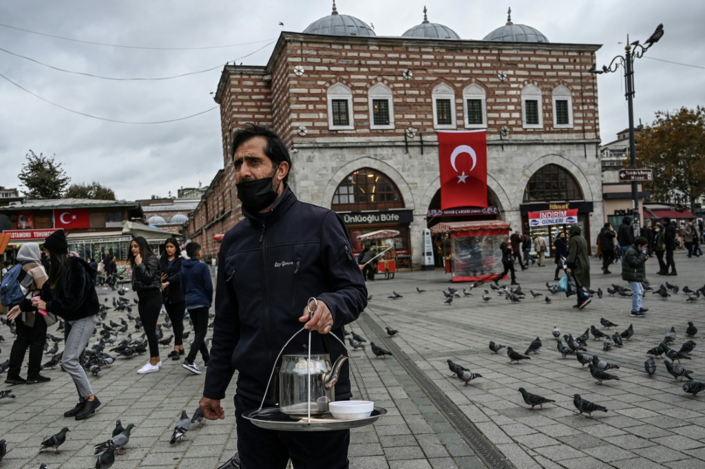 بائع شاي تركي أمام أحد الأسواق الشعبية في اسطنبول بتاريخ 24 تشرين الثاني/نوفمبر 2021 (ا ف ب)