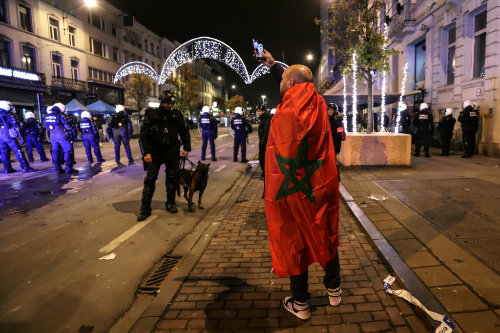 أحد مشجعي المغرب في العاصمة البلجيكية بروكسل في 01 كانون الأول/ديسمبر 2022 (ا ف ب)