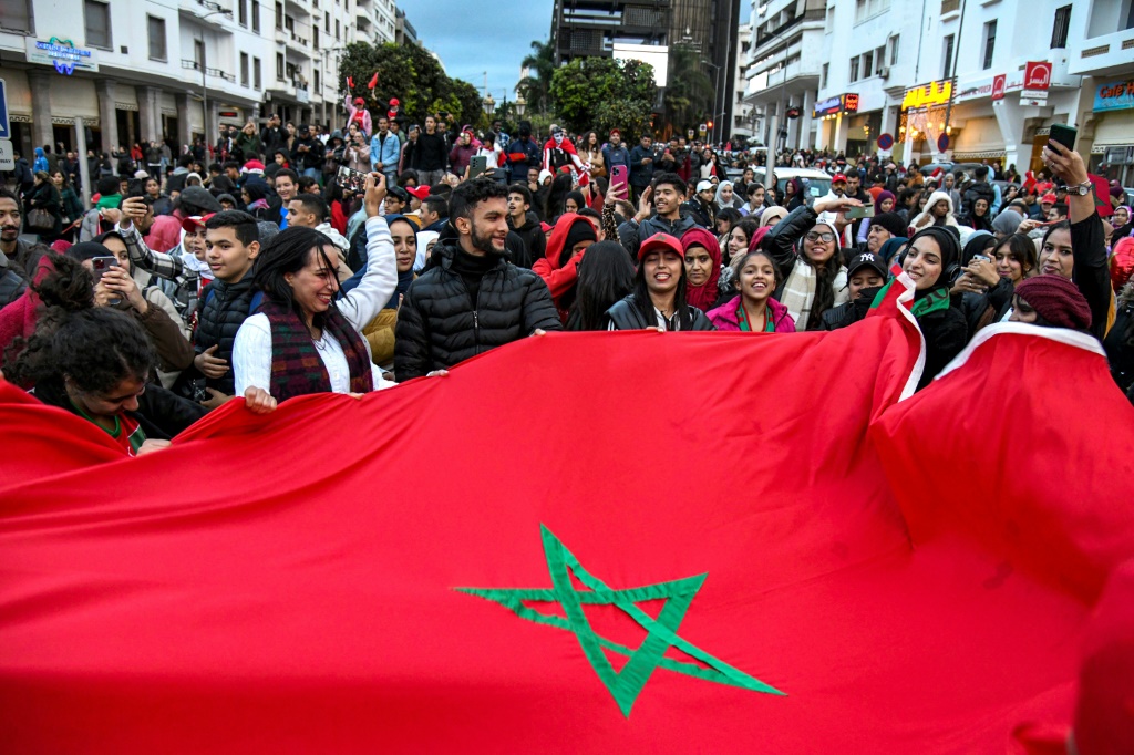 مواطنون مغاربة يحتفلون في الرباط بتأهل منتخب بلادهم الى ثمن النهائي لكأس العالم لكرة القدم في الاول من كانون الاول/ديسمبر 2022 (ا ف ب)