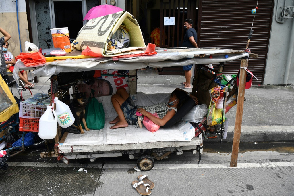    يعيش العديد من فقراء الفلبين في أحياء فقيرة أو في الشوارع (أ ف ب)