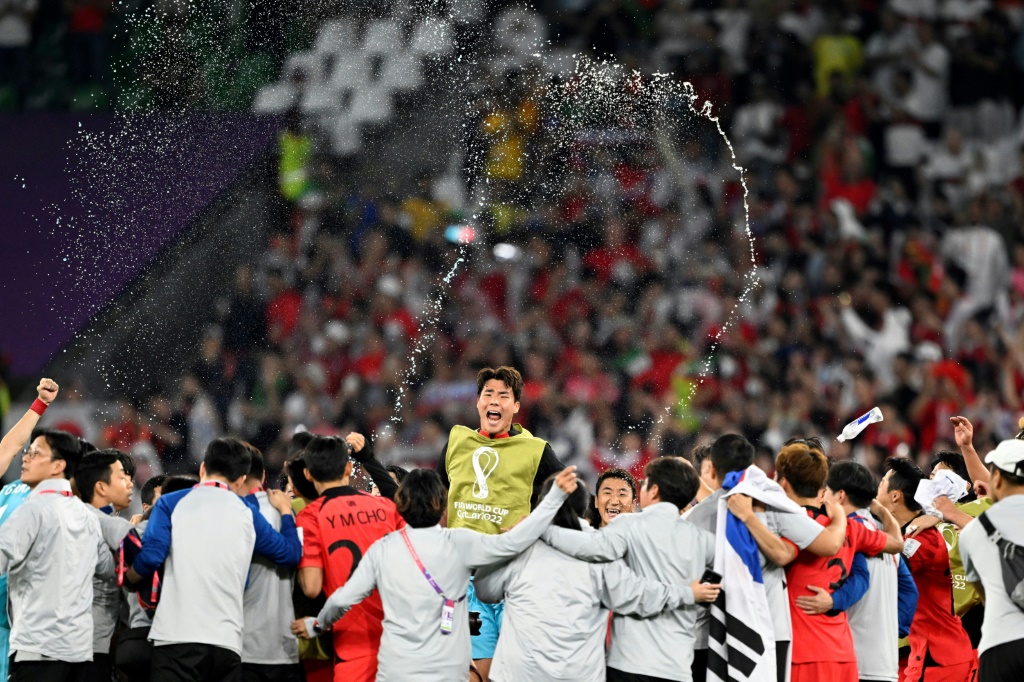 لاعبو كوريا الجنوبية يحتفلون بالفوز على البرتغال 2-1 والعبور إلى ثمن نهائي مونديال قطر، في 2 كانون الأول/ديسمبر 2022 (ا ف ب)