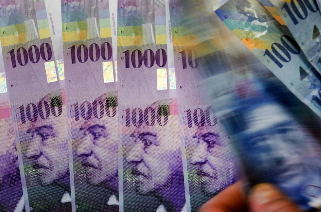 أوراق نقدية من فئة ألف فرنك سويسري، الصورة التُقطت في لوزان بتاريخ 27 تشرين الأول/اكتوبر 2008 (ا ف ب)