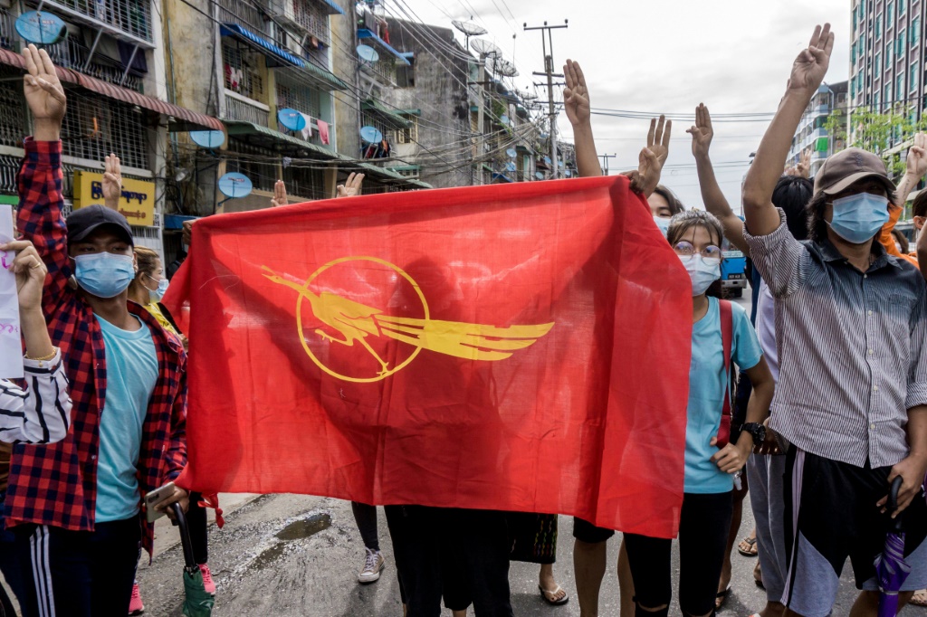 محتجون يرفعون علم اتحاد الطلاب البورمي في مدينة رانغون في 13 حزيران/يونيو 2022 (ا ف ب)
