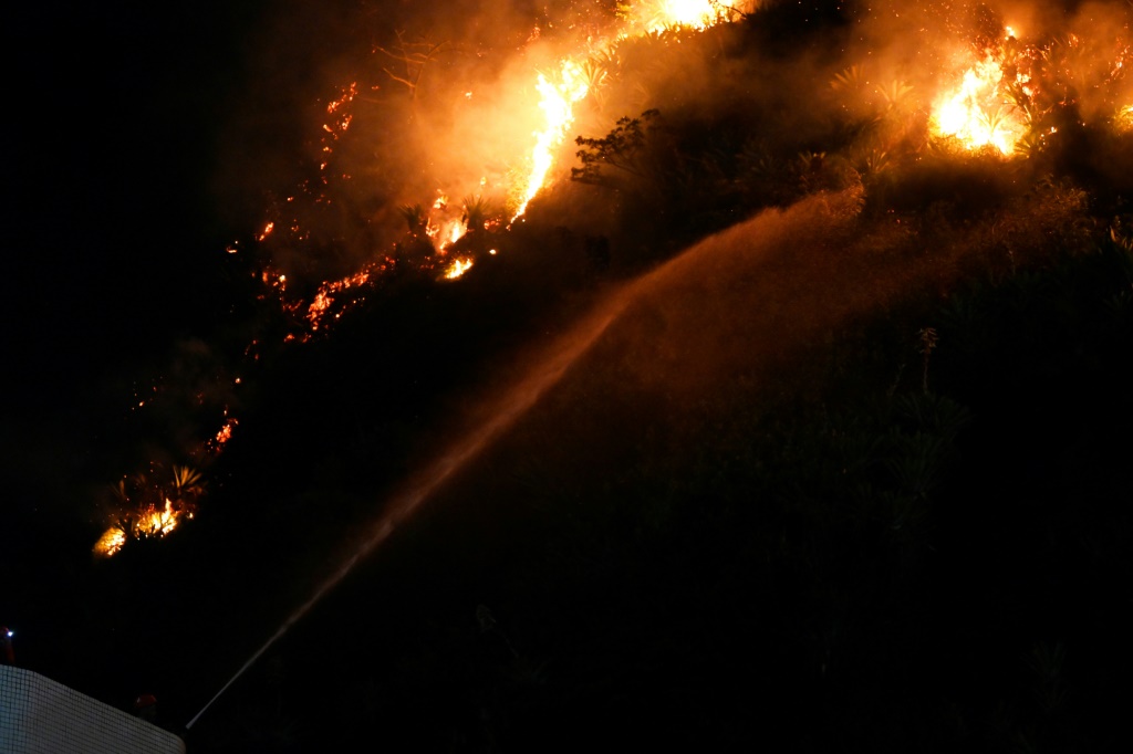حريق غابة بالقرب من حي كوباكابانا السياحي في ريو دي جانيرو في البرازيل في 02 كانون الأول/ديسمبر 2022 (ا ف ب)