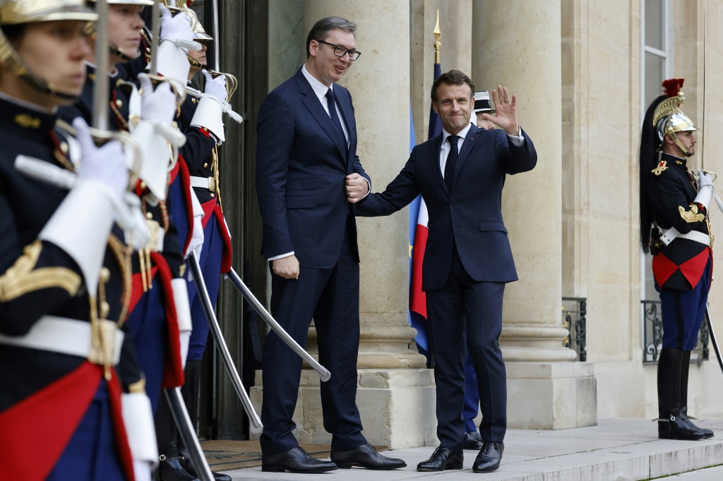 الرئيس الفرنسي إيمانويل ماكرون يستقبل رئيس صربيا الكشندر فوتشيتش في الاليزيه في باريس في 10 تشرين الثاني/نوفمبر 2022 (ا ف ب)