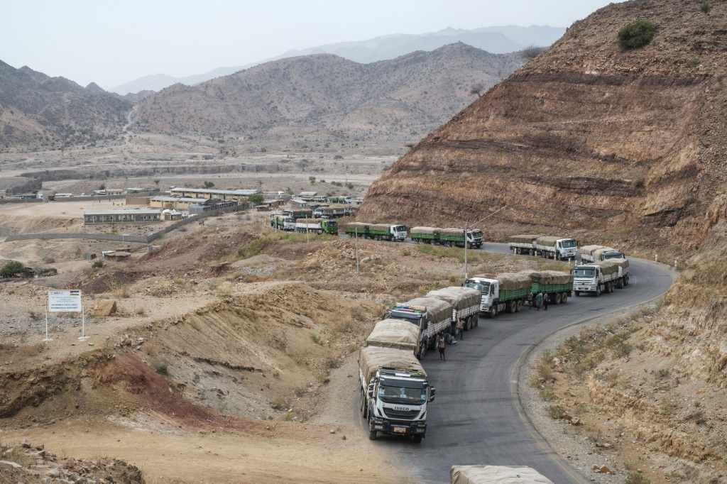 قافلة تابعة لبرنامج الأغذية العالمي في طريقها إلى تيغراي في 9 حزيران/يونيو 2022 (ا ف ب)
