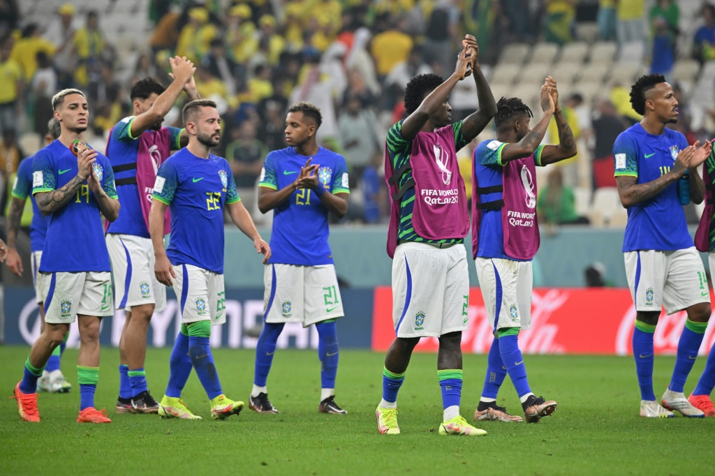 لاعبو البرازيل يحيون الجماهير عقب الخسارة امام الكاميرون (صفر-1) في مونديال قطر في الثاني من كانون الأول/ديسمبر 2022 (ا ف ب)