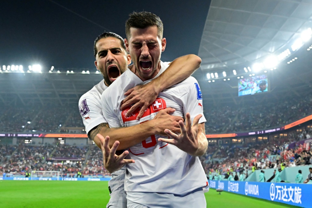 لاعب وسط سويسرا ريمو فرويلر يحتفل مع زميله ريكاردو رودريغيز بالهدف الثالث لمنتخب بلاده في مرمى صربيا على ملعب 974 في الدوحة، في 2 كانون الأول/ديسمبر 2022 (ا ف ب)