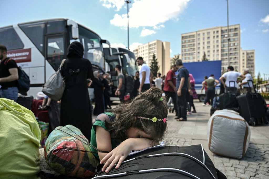 فتاة سورية تبكي قبيل مغادرتها اسطنبول في السادس من آب/أغسطس 2019 (أ ف ب)