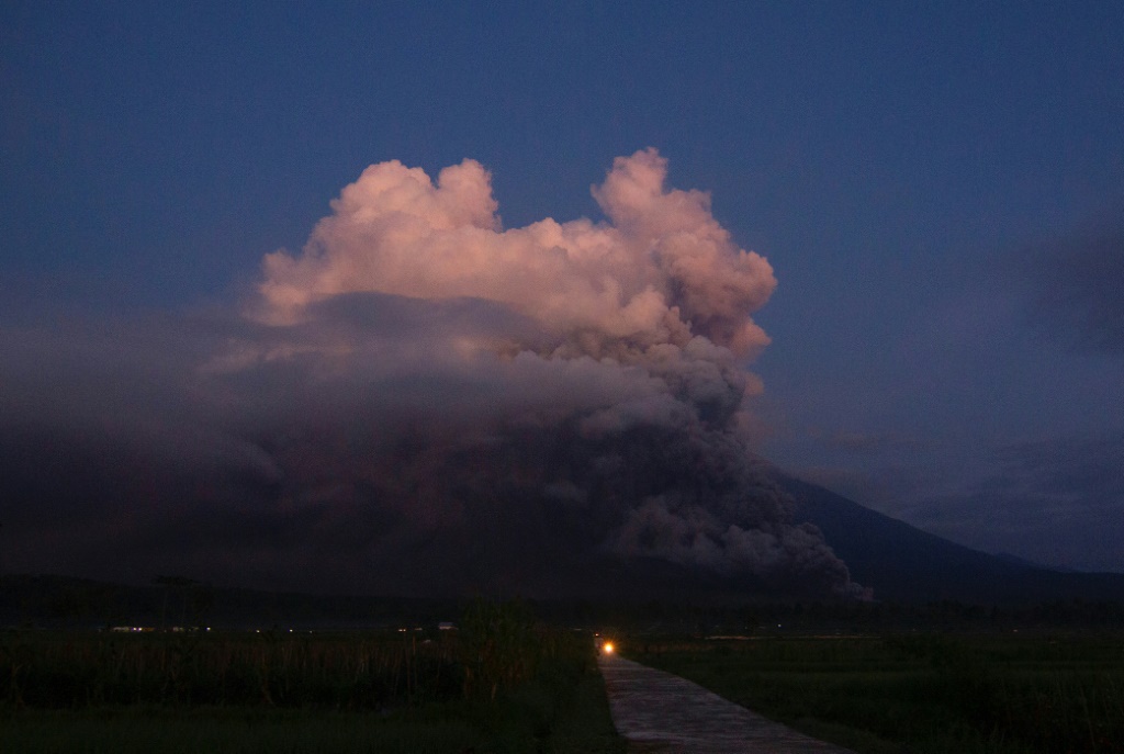 صورة مؤرخة في 4 كانون الأول/ديسبمر 2022 لثوران بركان جبل سيميرو في إندونيسيا (ا ف ب)