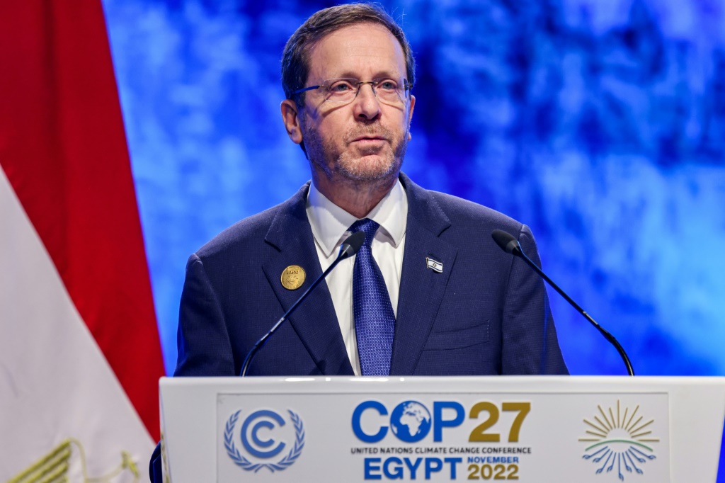 الرئيس الإسرائيلي اسحاق هرتزوغ يلقي كلمة خلال مؤتمر الأطراف حول المناخ كوب27 في منتجع شرم الشيخ المصري على البحر الأحمر في 7 تشرين الثاني/نوفمبر 2022 (ا ف ب)