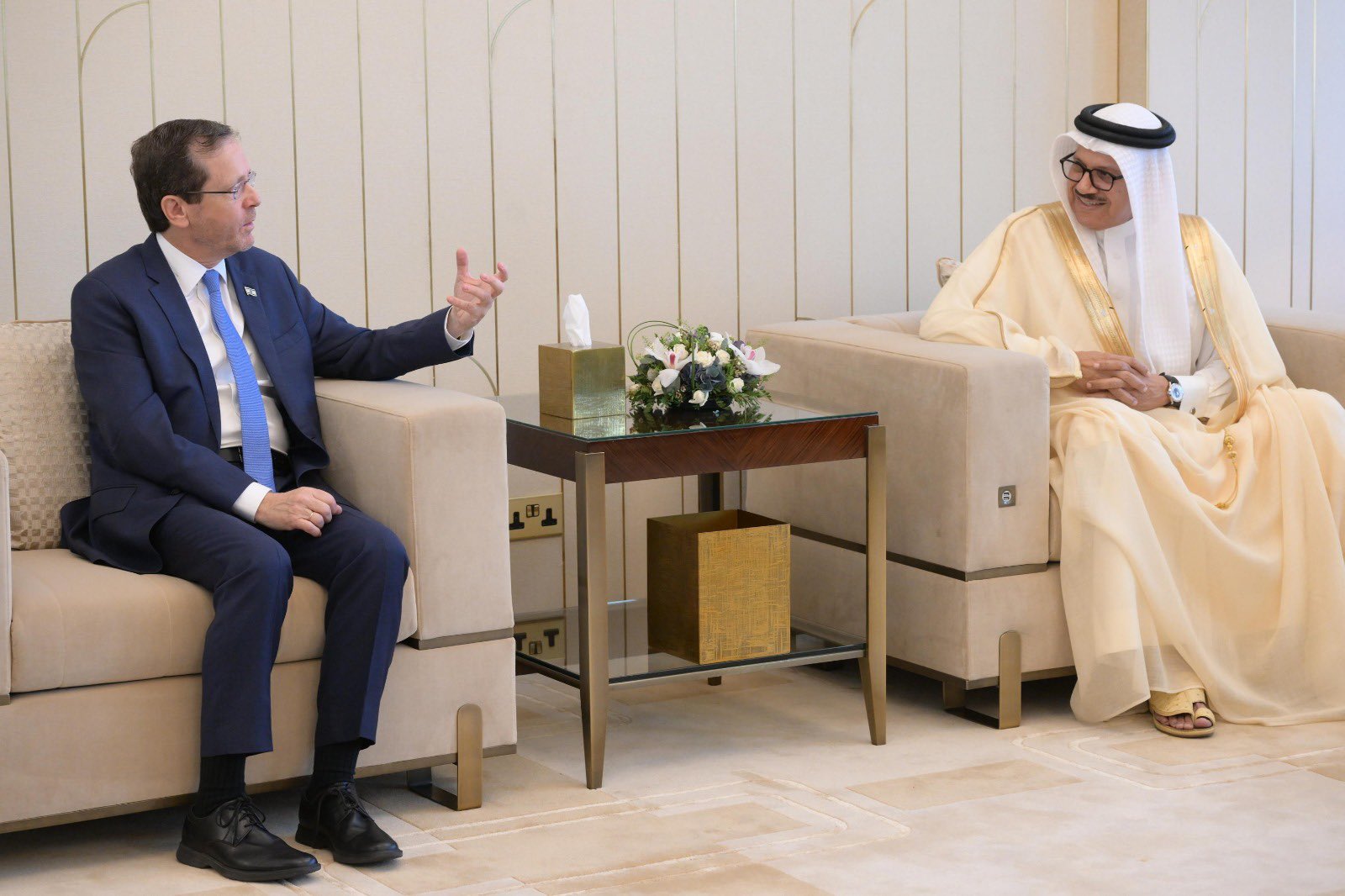 رئيس دولة الاحتلال الإسرائيلي إسحاق هرتسوغ و وزير الخارجية البحريني عبد اللطيف الزياني (تويتر)