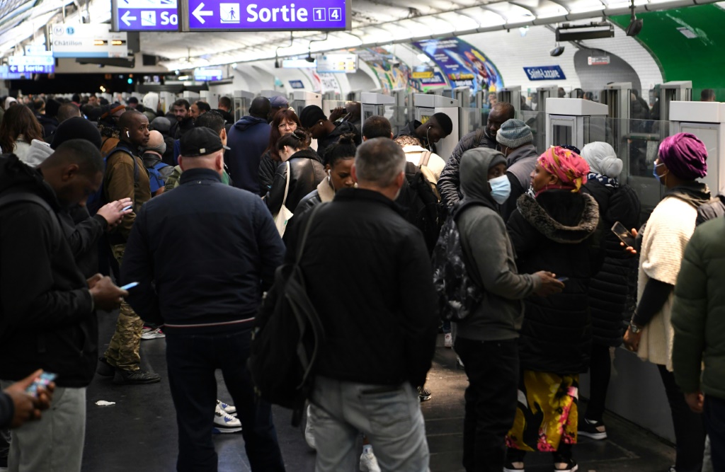 صورة مؤرخة في 10 تشرين الثاني/نوفبمر 2022 من محطة مترو سان لازار في باريس (ا ف ب)