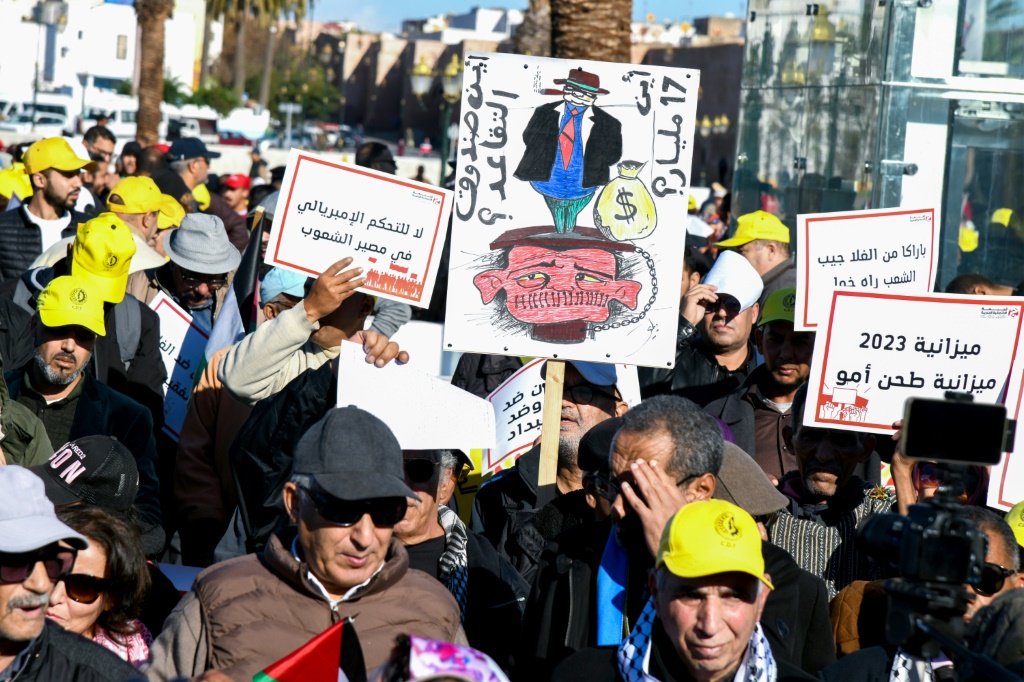 متظاهرون يشاركون في مسيرة احتجاجا على غلاء المعيشة و"قمع" حرية التعبير في العاصمة المغربية الرباط في الرابع من كانون الأول/ديسمبر 2022 (أ ف ب)   