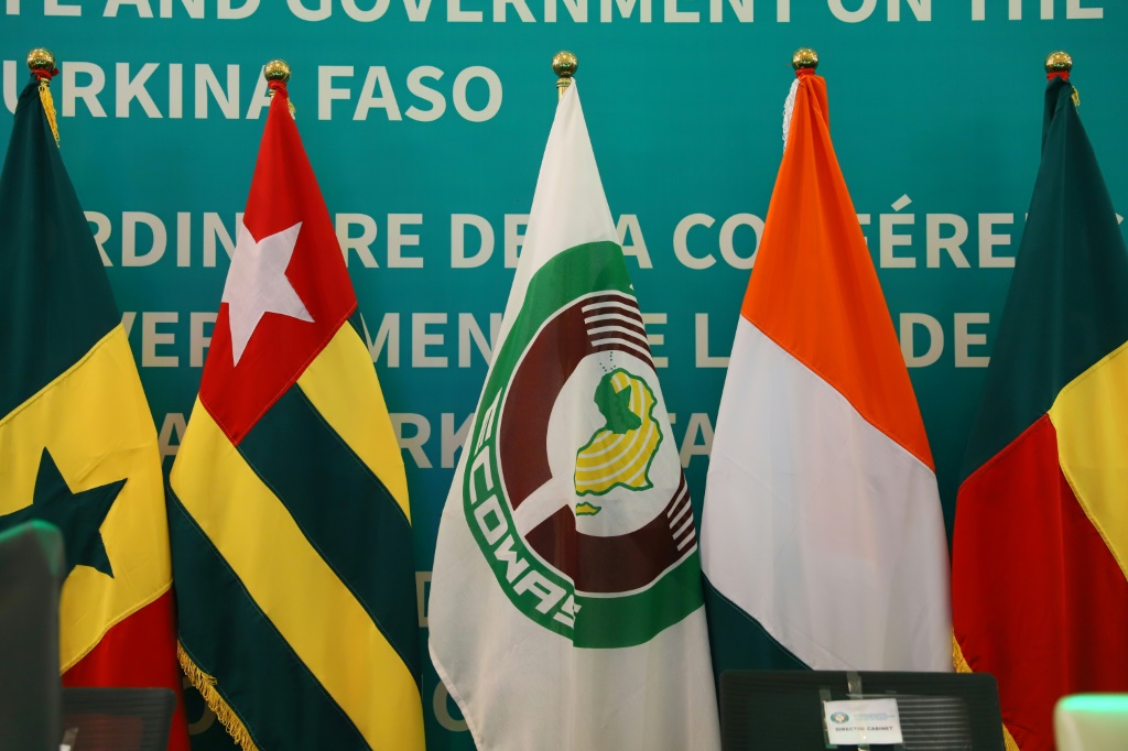 أعلام الدول الاعضاء في الجماعة الاقتصادية لدول غرب افريقيا خلال قمة لهذه المنظمة في أكرا في 3 شباط/فبراير 2022 (ا ف ب)