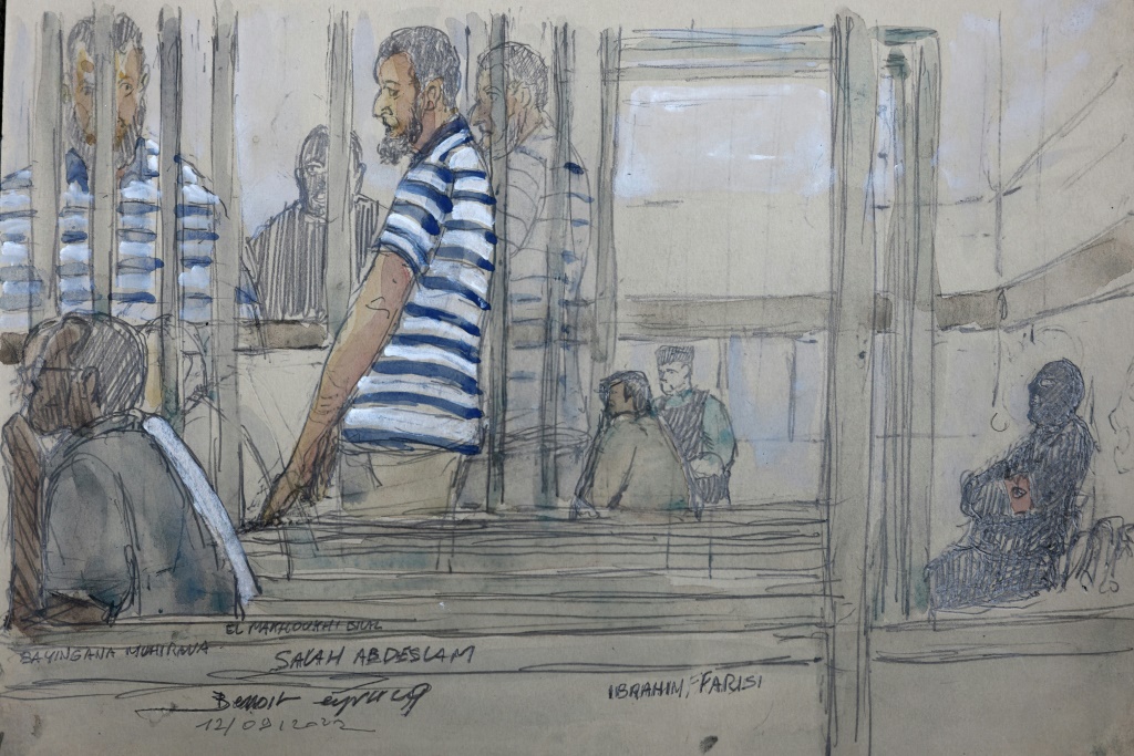 رسم تخطيطي لقاعة المحكمة في 12 أيلول/سبتمبر 2022 في بروكسل يظهر صلاح عبدالسلام، أحد المتهمين التسعة في محاكمة اعتداءات العام 2016 الجهادية في بروكسل (ا ف ب)