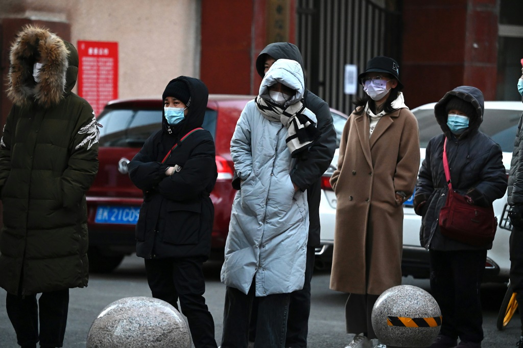 مواطنون ينتظرون في طابور للخضوع لفحص تشخيص الإصابة بكوفيد-19 في بكين في الثالث من كانون الأول/ديسمبر 2022 (ا ف ب)