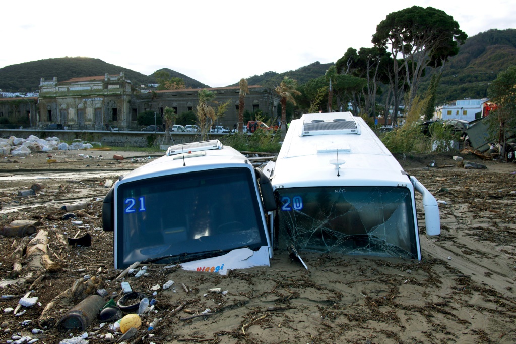 حافلتان سياحيتان جرفتا في انزلاق التربة الذي اجتاح بلدة كاساميتشيولا تيرمي في جزيرة إيسكيا الإيطالية إثر أمطار غزية في 26 تشرين الثاني/نوفمبر 2022 (ا ف ب)