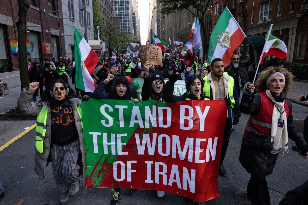 تظاهرة مؤيدة للنساء في إيران في نيويورك بتاريخ 10 تشرين الثاني/نوفمبر 2022 (ا ف ب)