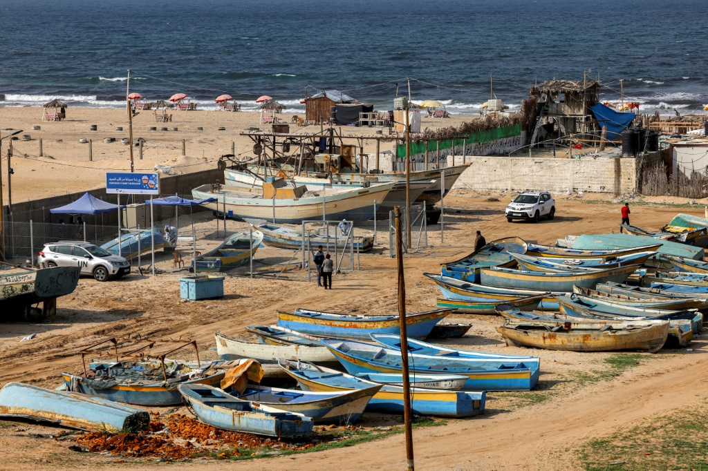    صورة التُقطت في 29 تشرين الثاني/نوفمبر 2022 لورشة إصلاح لقوارب الصيد تشرف عليها الأمم المتحدة في ميناء غزة البحري بعد أن سمحت إسرائيل بدخول المواد إلى الجيب الفلسطيني لأول مرة منذ عام 2007 تحت إشراف دولي (أ ف ب)