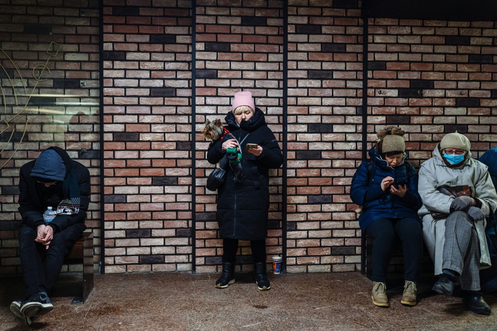    مدنيون يختبئون في ممر سفليّ بعد تحذير من ضربة جوية وسط كييف في 5 كانون الأول/ديسمبر 2022 (ا ف ب)
