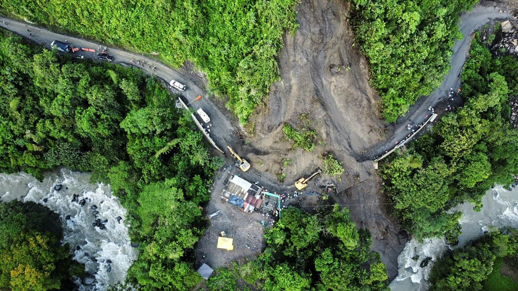 منظر جوي لانهيار أرضي اجتاح حافلة ومركبات أخرى ، مما أسفر عن مقتل 27 شخصًا في شمال غرب كولومبيا (أ ف ب)