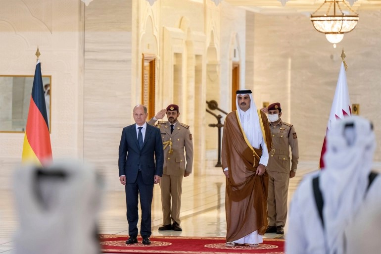 أمير قطر الشيخ تميم بن حمد آل ثاني (يمين) والمستشار الألماني أولاف شولتز (قنا)