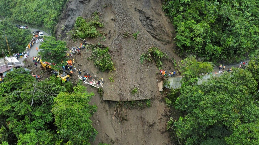 صورة جوية نشرها الدفاع المدني الكولومبي في 4 ك1/ديسمبر لموقع انهيار أرضي في إيل روسو في شمال غرب البلاد (ا ف ب)