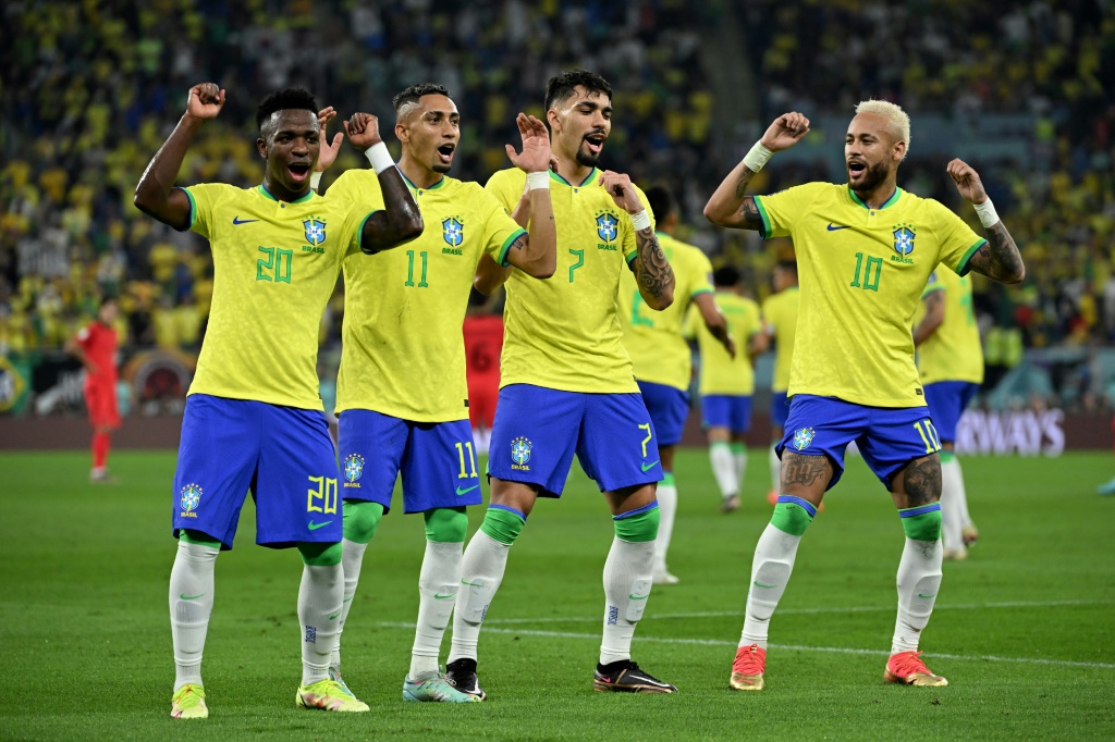 لاعبو البرازيل يرقصون بعد تسجيل الهدف الثاني في مرمى كوريا الجنوبية (ا ف ب)