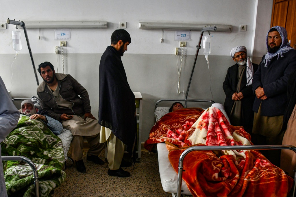 العمال المصابون في انفجار حافلة مزار الشريف يتلقون العلاج في مستشفى محلي بالمدينة (أ ف ب)