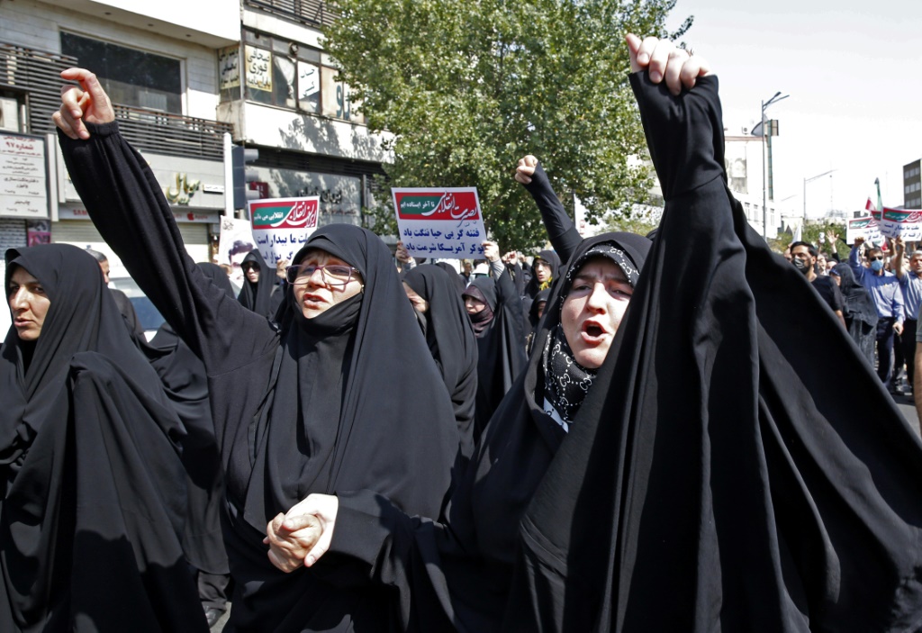 تظاهرة مؤيدة لوضع الحجاب في طهران في 23 أيلول/سبتمبر 2022 (أ ف ب)