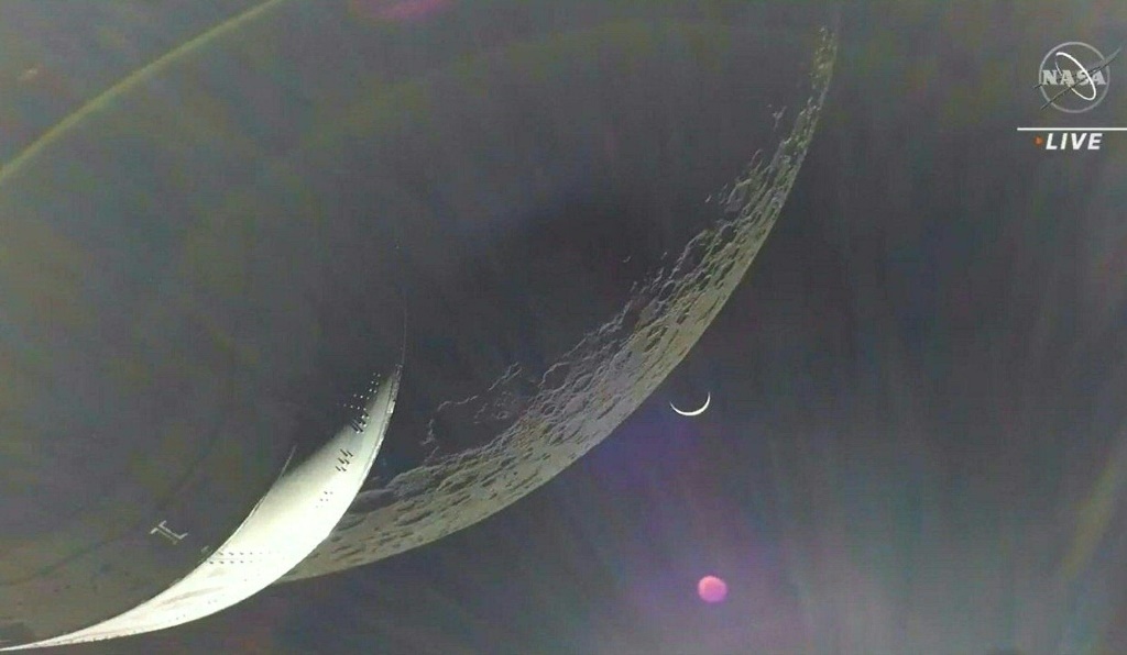    صورة نشرتها وكالة ناسا تظهر سطح القمر مع الأرض ظاهرة في الأفق في الخامس من كانون الأول/ديسمبر 2022 (أ ف ب)