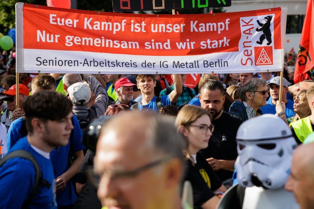    متظاهرون يرفعون يافطة في مدينة لايبزيغ شرق المانيا في 10 ايلول/سبتمبر 2022للمطالبة برفع الاجور (أ ف ب)