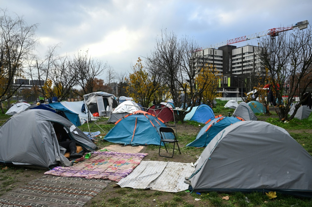    تشكل مخيمات المهاجرين ، مثل هذا المخيم في ستراسبورغ ، صداعا للسلطات المحلية (ا ف ب)