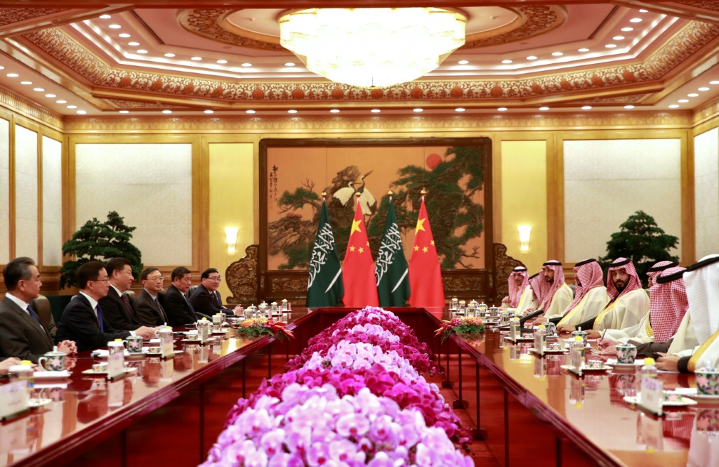 ولي العهد السعودي محمد بن سلمان (الرابع من اليمين) أثناء لقاء مع الرئيس الصيني شي جينبينغ (الثالث من اليسار) في بكين بتاريخ 22 شباط/فبراير 2019 (ا ف ب)