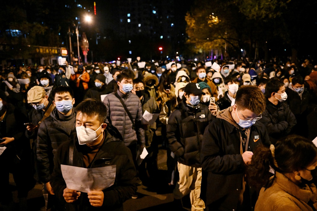 متظاهرون خلال تجمع دعم لضحابا حريق قاتل واحتجاجا على القيود الصحية الصارمة المفروضة لمكافحة كوفيد-19 في بكين في 28 تشرين الثاني/نوفمبر 2022 (ا ف ب)