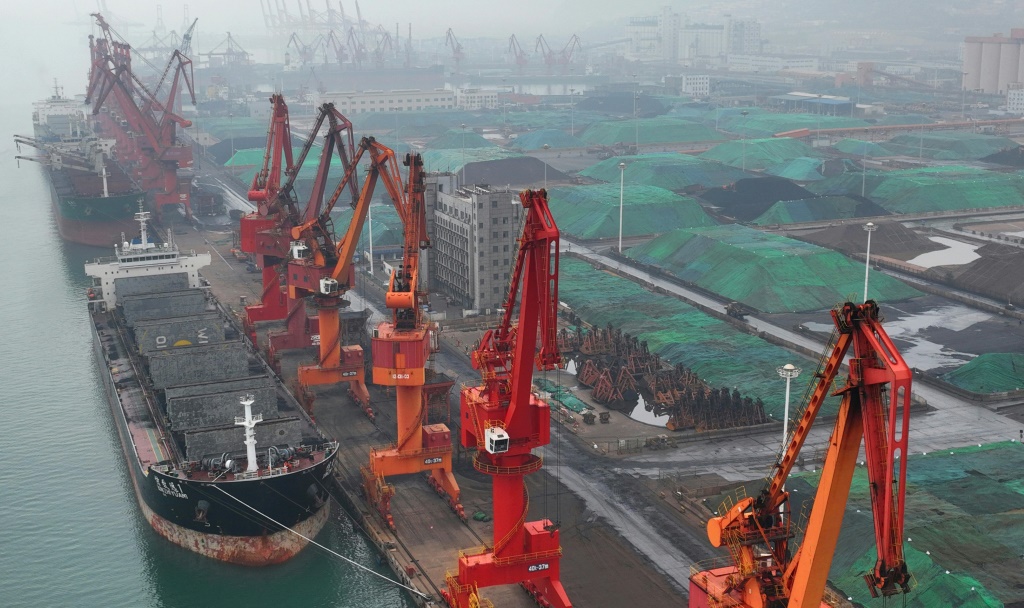 سفينة شحن محملة بالفحم في مرفأ ليانيونغانغ في مقاطعة جيانسو بشرق الصين في 28 تشرين الثاني/نوفمبر 2022 (ا ف ب)