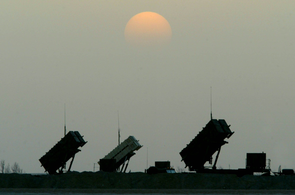 صواريخ باتريوت للدفاع الجوي في قاعدة جوية في الصحراء الجنوبية في العراق في 5 نيسان/أبريل 2003 (ا ف ب)